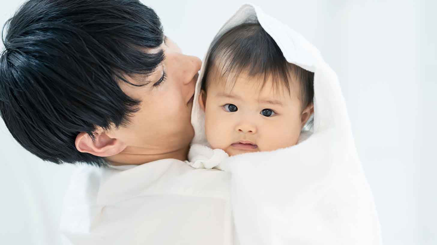 嬉しい表情の親子の画像