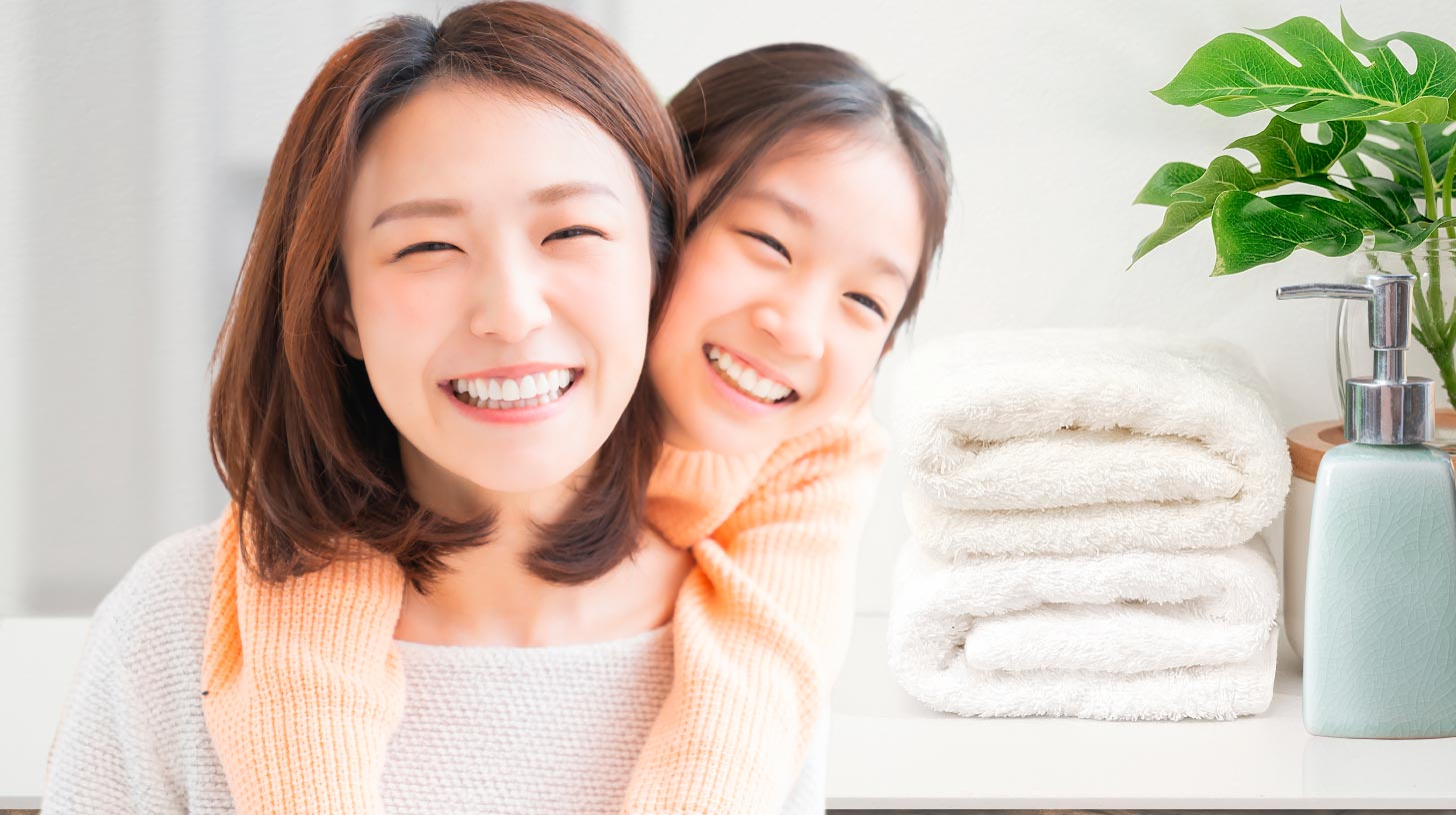 風呂クリーニングをするスタッフの画像